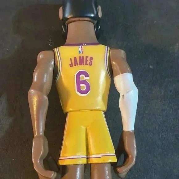 Funko 2021 LeBron James lakers action figure - Picture 6 of 7